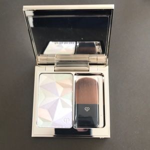 Cle de peau luminizing face enhancer highlighter